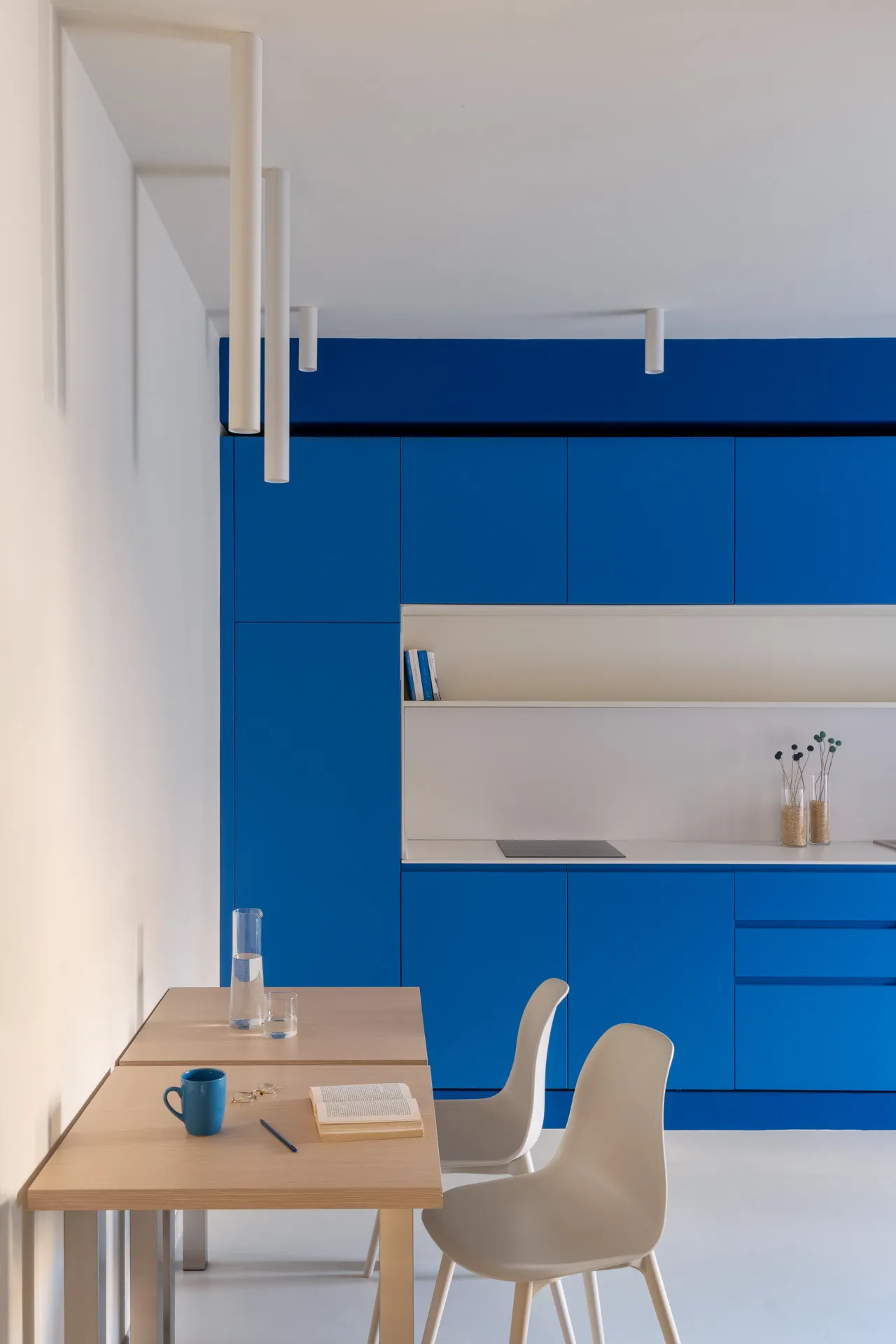 Cucina e zona pranzo di una casa vacanza di design a Roma
