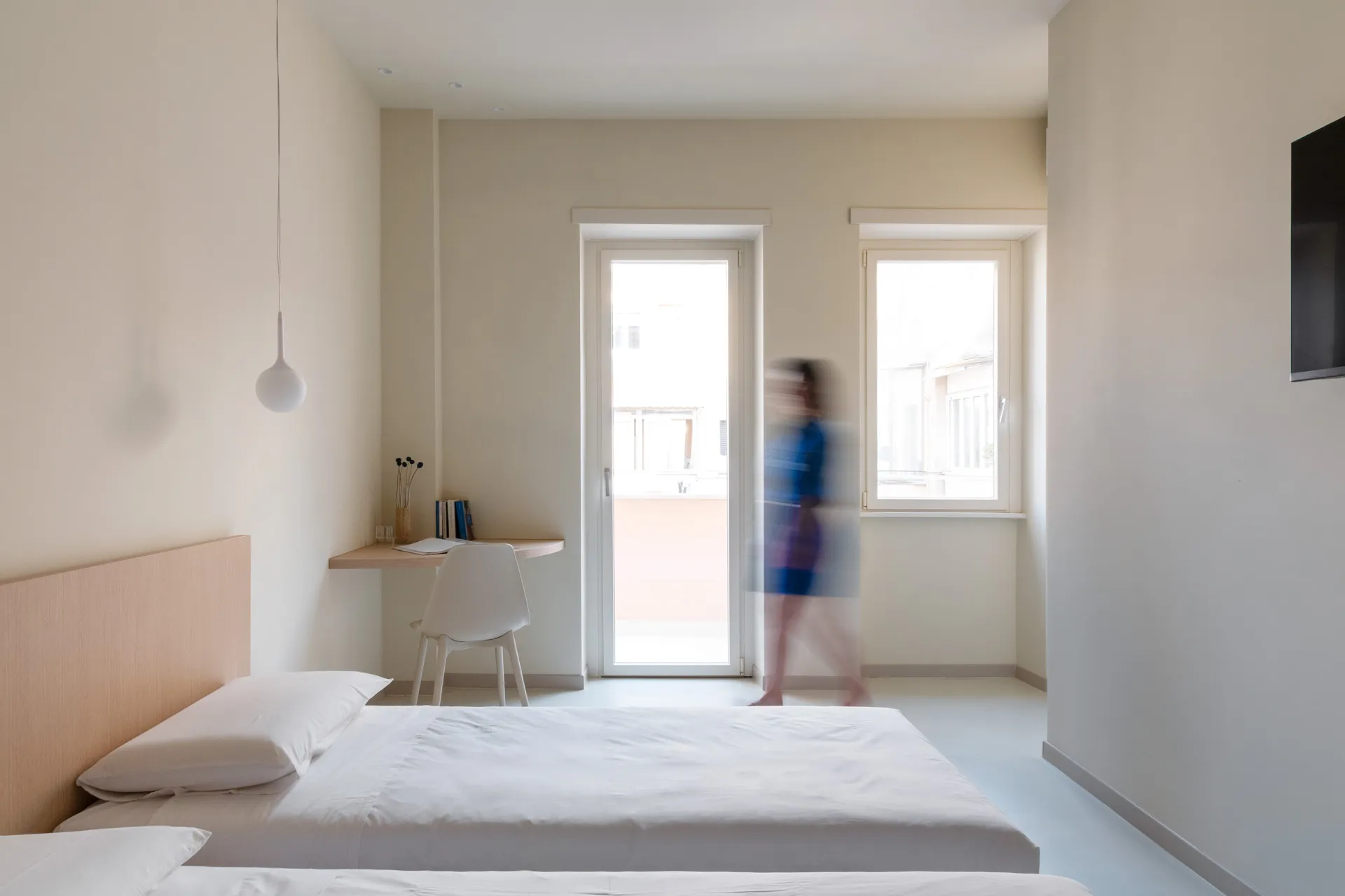 Camera di una casa vacanza con letto e scrivania