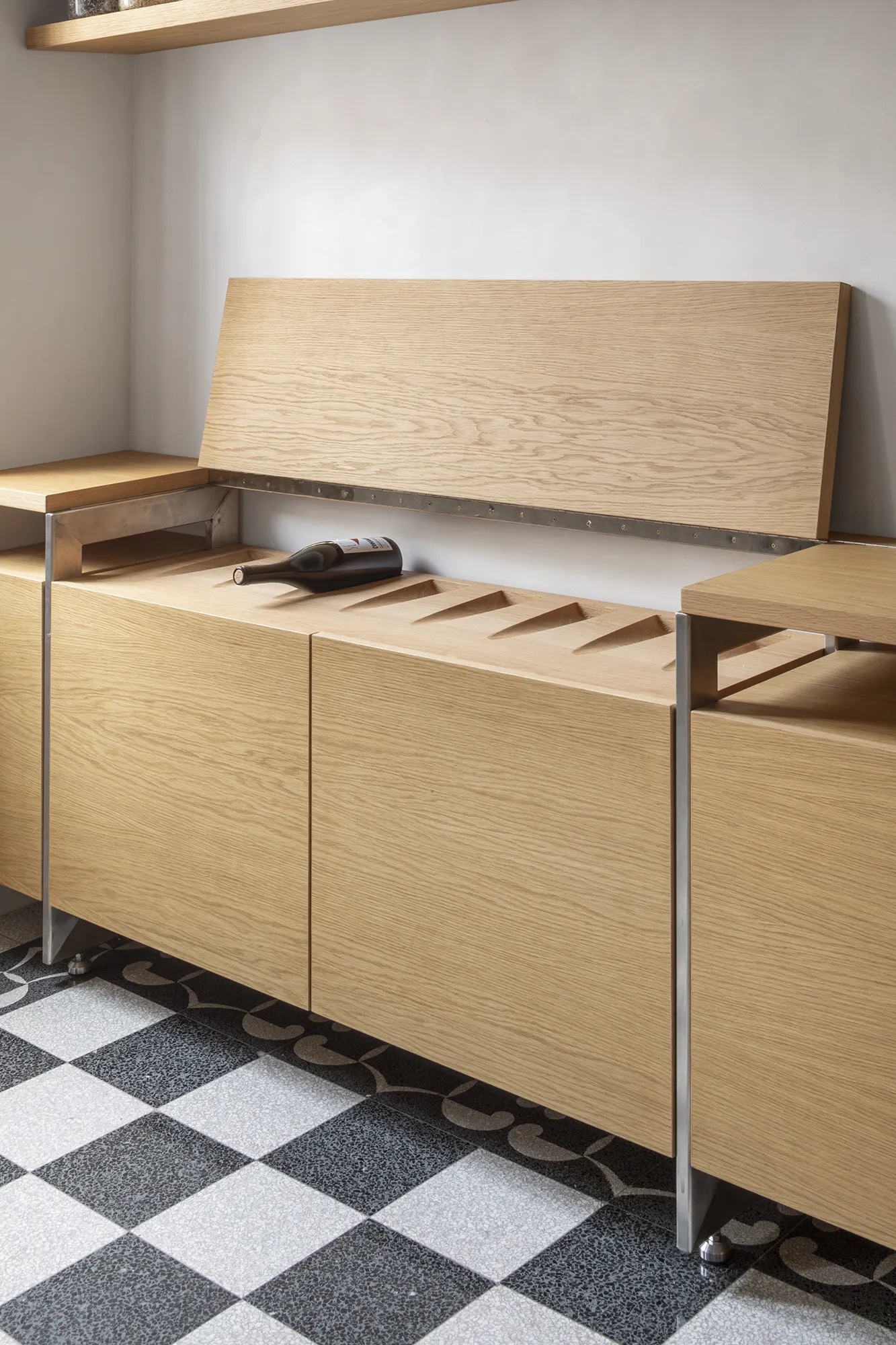 Mobile per sala da pranzo con scassi nel legno massello per ospitare bottiglie di vino