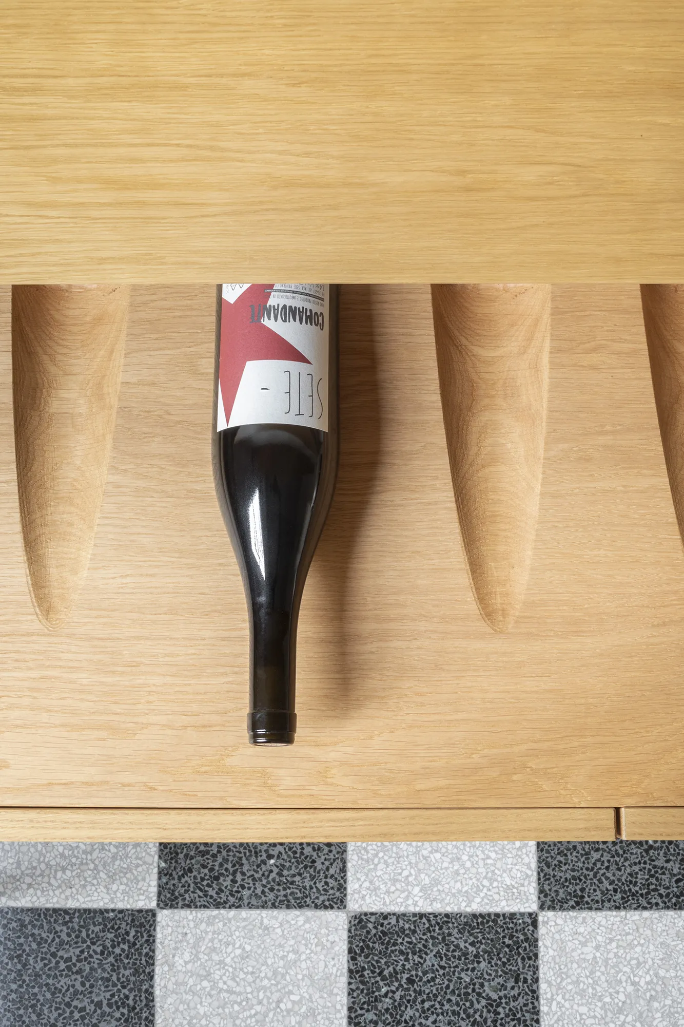 dettaglio scasso nel legno massello per sede bottiglie di vino