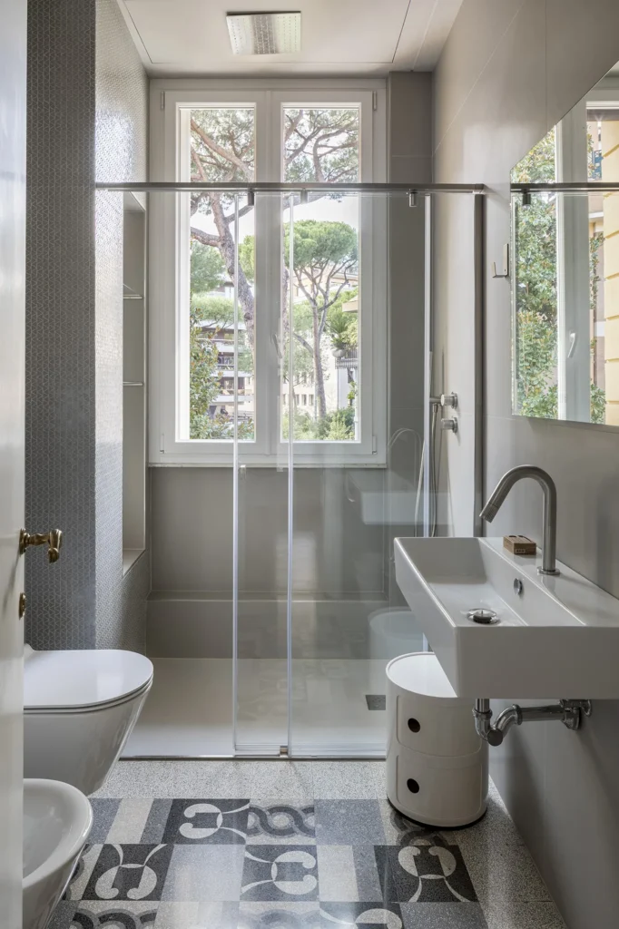 Bagno ricavato al posto dell’ex scala interna. Il pavimento è un patchwork di cementine originali.